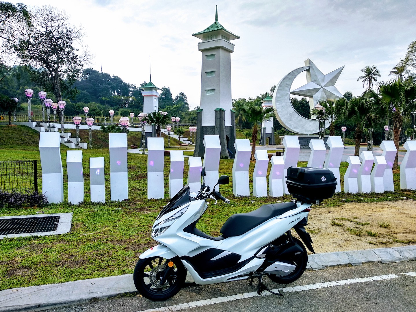 At the foothill of Serene Hill, the Sultan of Johor reside on the Hill