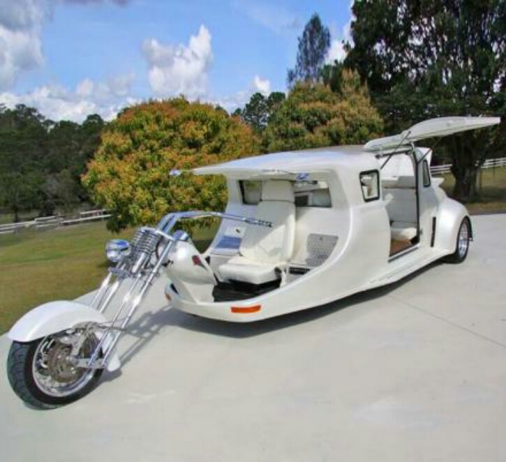 the-limobike-is-a-harley-motorcycle-up-front-and-a-limousine-in-the-back-thumb-725x662.jpg