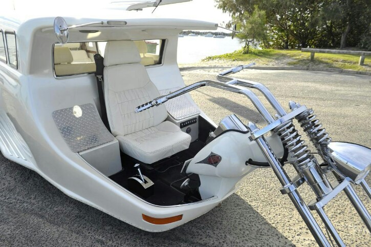 the-limobike-is-a-harley-motorcycle-up-front-and-a-limousine-in-the-back-574-725x482.jpg