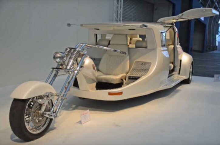 the-limobike-is-a-harley-motorcycle-up-front-and-a-limousine-in-the-back-6525-725x480.jpg