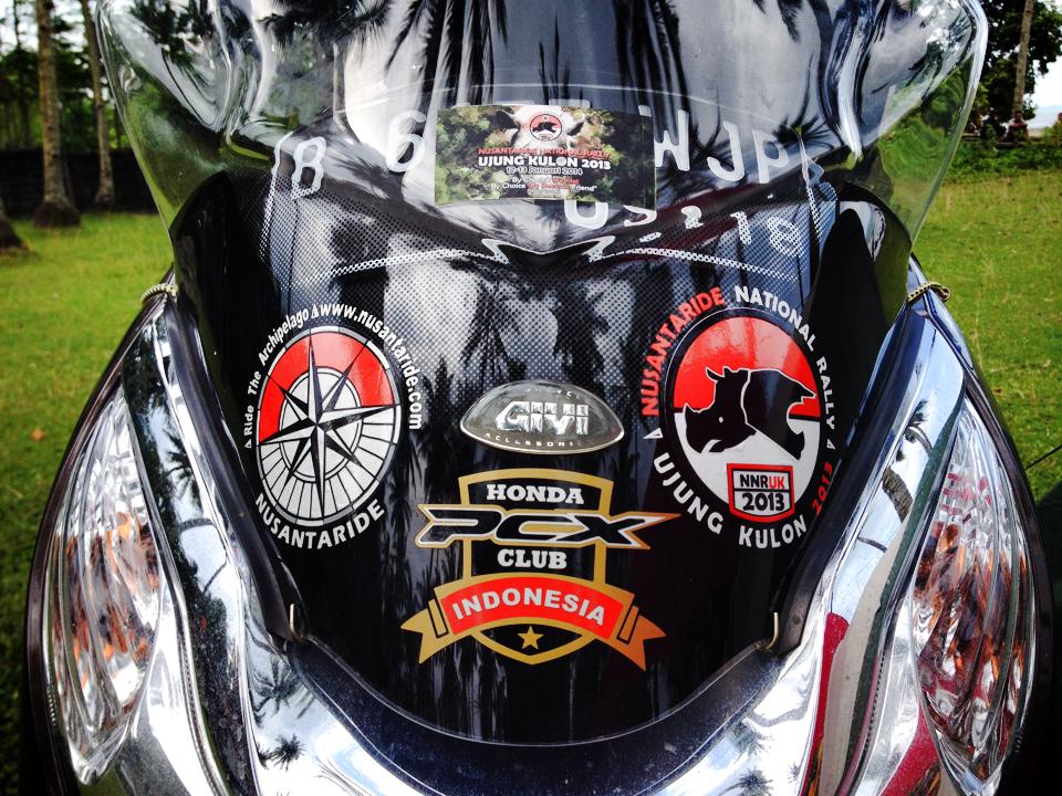Some modification, the Givi windshield. Some touring achievement stickers on it :D