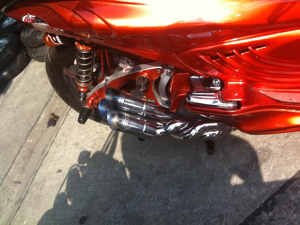 Honda PCX triple exhaust o_O