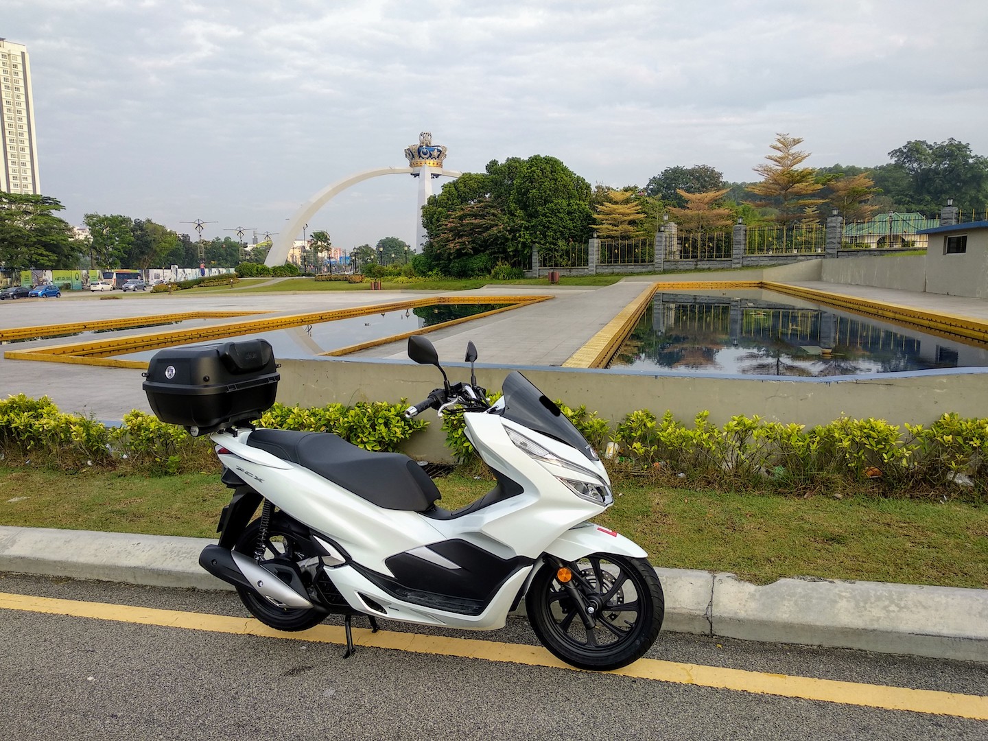 At the foothill of Serene Hill, the Sultan of Johor reside on the Hill