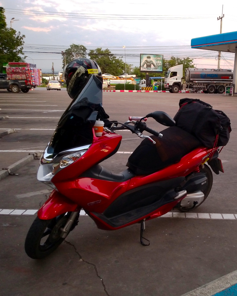 Honda_PCX_6.30am_break_800px.jpg