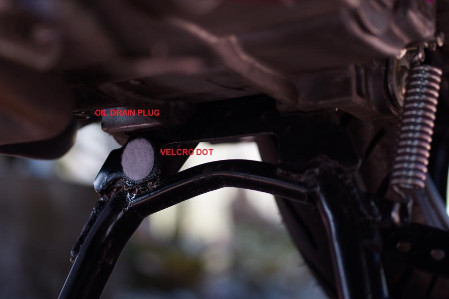 (5) Oil Drain Plug with Velcro Dot.jpg
