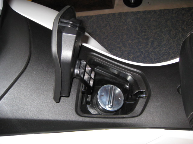 Fuel lid opens forward (towards bars) 5671.JPG