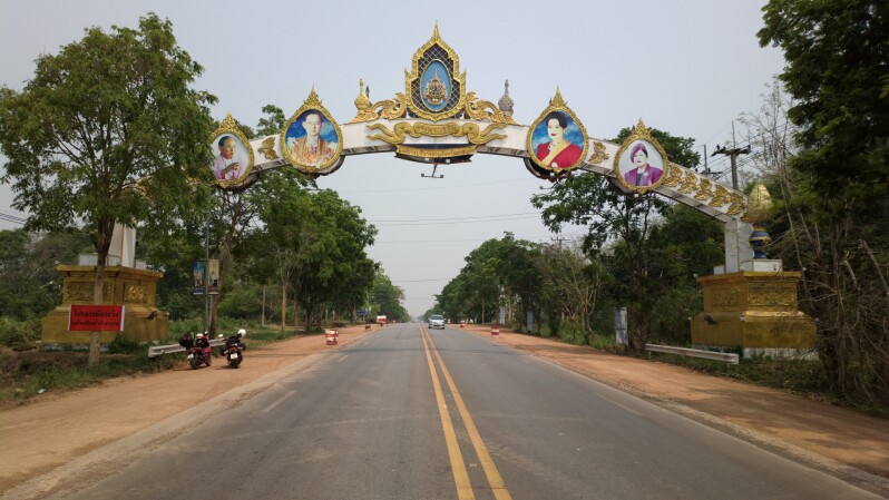 What a coincidence! Just under the gate to province Sakon Nakhon the odometer hit the 27000 kms.