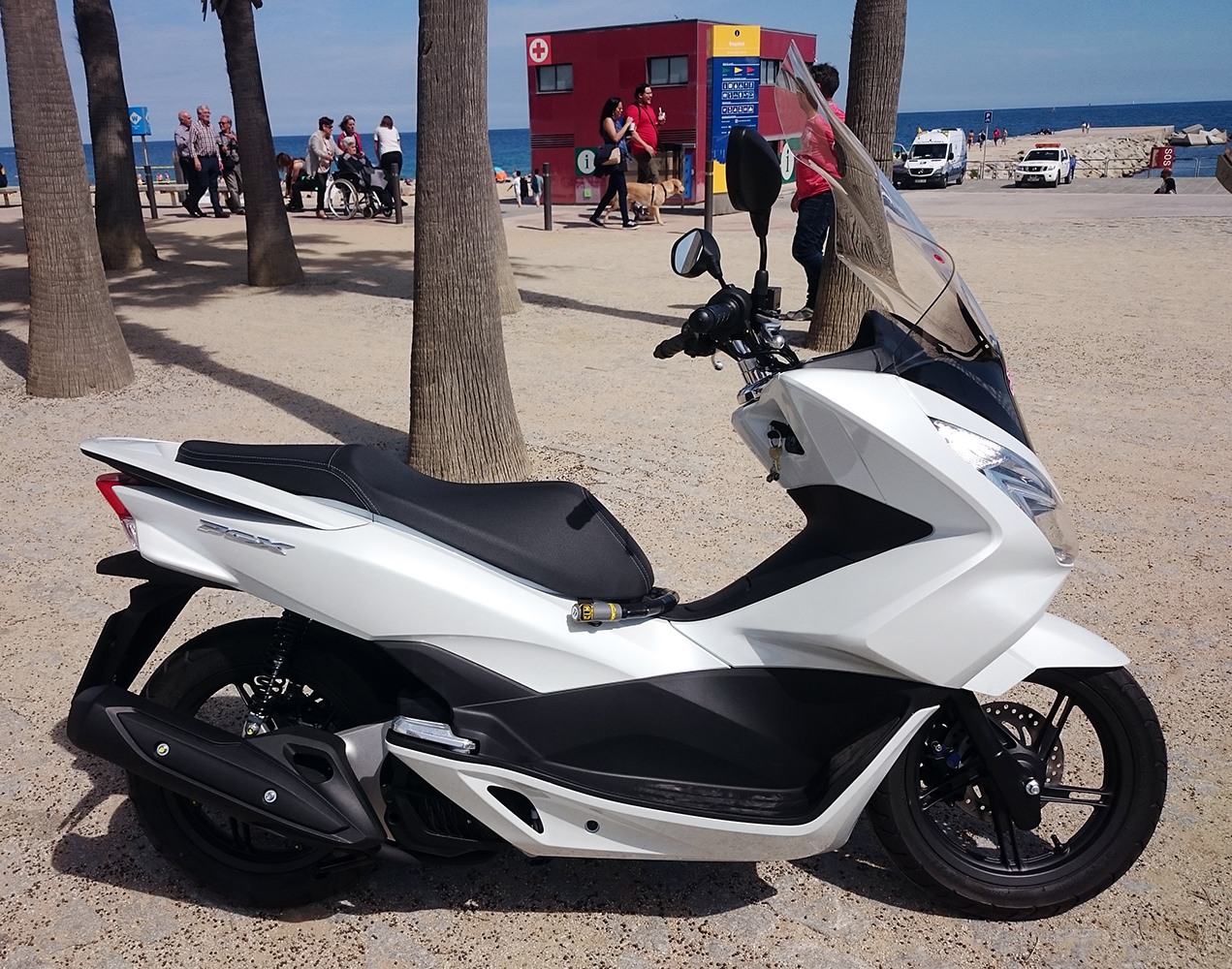 honda_PCX_2016_white_side